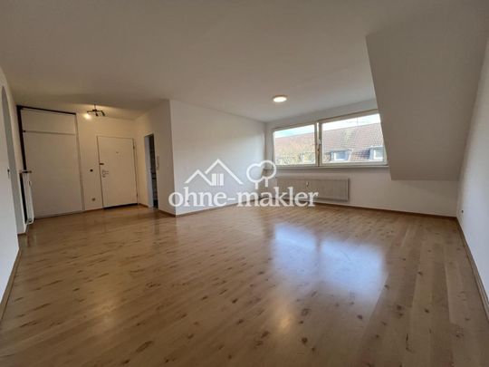 Moderne, frisch renovierte 3,5-Zimmer-Dachgeschosswohnung inklusive neuer Einbauküche in Oberhausen - Photo 1