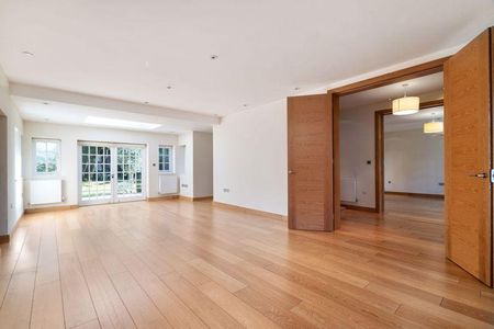 5 bedroom detached house to rent - Photo 2