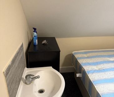 Room in a Shared House, College Road, RG6 - Photo 4