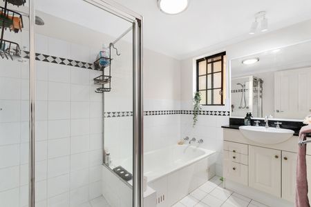 Spacious 2-Bedroom Apartment with Modern Features & Secure Parking - Photo 4