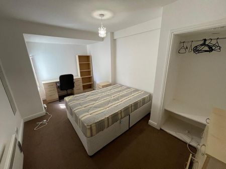 3 bedroom flat to rent - Photo 4