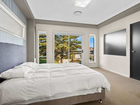 COMFORTABLE LAKESIDE LIVING WITH PRACTICAL INTERNAL FEATURES - Photo 2