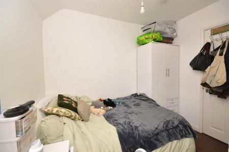 4 bedroom semi-detached house to rent - Photo 3