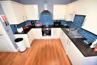 1 bedroom Flat in Flat 2, Leeds - Photo 4