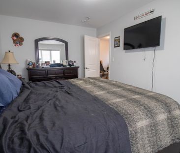 Charming 3 bedroom townhouse in Welland!! - Photo 5