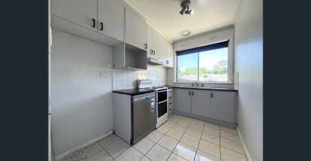 Charming 1 Bedroom Unit in Great Location – Park, Shops & Transport at Your Doorstep! - Freshly painted and carpeted - Photo 5