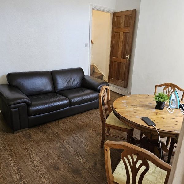 Room in a Shared House, Saint Saviours Road, B8 - Photo 1