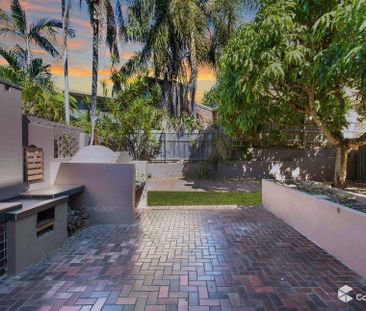 2-LEVEL CONTEMPORARY DUAL LIVING HOME LOCATED IN LEAFY CARINA HEIGHTS! - Photo 3