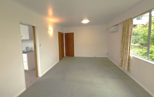 Sunny, 2-Bdrm Upper-Level Flat – Prime Location! - Photo 1