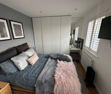 Room in a Shared House, Highwood Gardens, IG5 - Photo 1