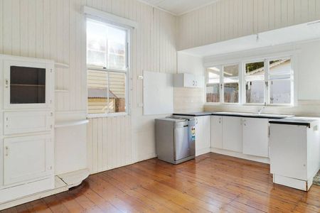 CHARMING THREE BEDROOM HOME IN MT LOFTY - Photo 3