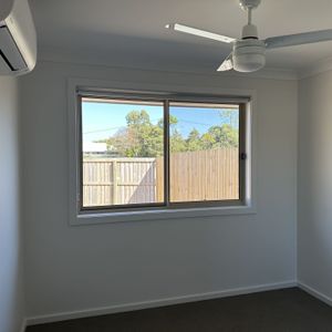 Modern 2-Bedroom Duplex! - Photo 2