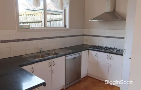 Comfortable and Well-Maintained Home in a Quiet Chadstone Location - Photo 5