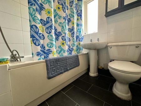 1 bedroom in a house share to rent - Photo 4