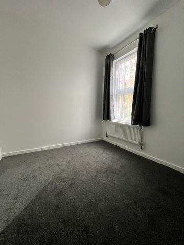 4 bedroom semi-detached house to rent - Photo 2