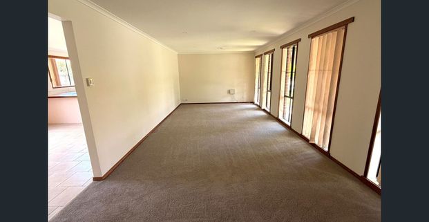 SPACIOUS 4 BEDROOM HOUSE IN NARRE WARREN! - Photo 1