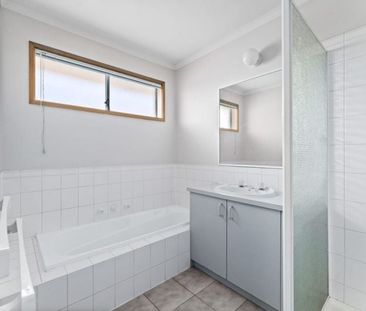 Spacious home in quiet and convenient location - Photo 2