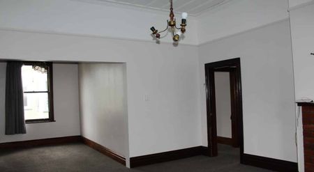 Large Villa with fully fenced backyard! - Photo 2