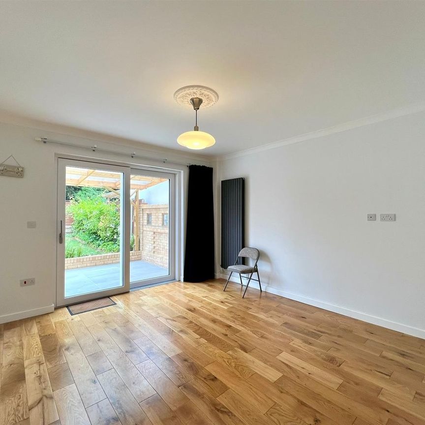 Brocket Way, London, Chigwell - Photo 1