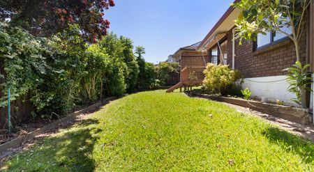 3 bed family home internal garage near top schools - Photo 4