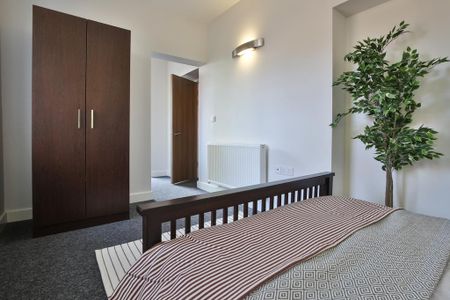 1 bedroom in a flat share to rent - Photo 3