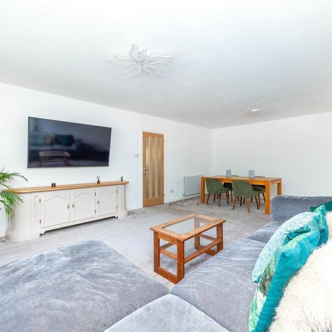 4 bedroom detached house to rent - Photo 1
