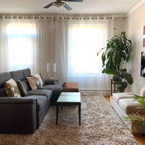 SUPER 4 1/2 ENSOLEILLE 2 BALCONS AU COEUR DU PLATEAU - Photo 3