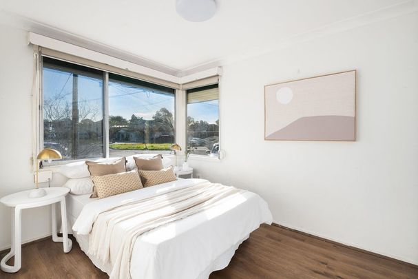 Tastefully Renovated, Sun-Kissed And Spacious, Modern and Private, Single Level Three Bedroom Family Home In A Prime Location, Moment To All Amenities - Photo 1