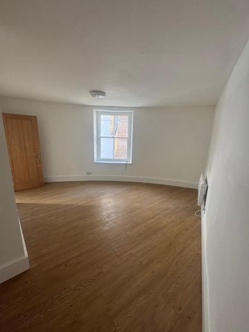 BUCKINGHAM TOWN CENTRE - 1 BEDROOM - Photo 2