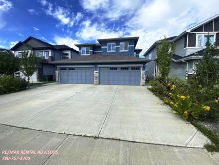 UPPER LEVEL 3 BED PLUS BONUS ROOM, 2.5 BATH, 2 STOREY HALF DUPLEX W/A DOUBLE ATTACHED GARAGE IN THE COMMUNITY OF BLACKSTONE - Photo 4