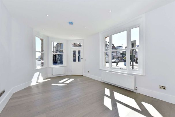 A modern one bedroom apartment over two floors with off-street parking in the heart of Windsor town. - Photo 1