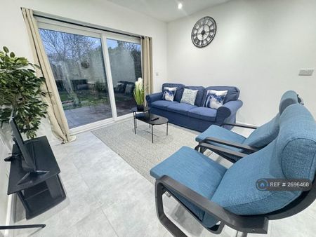 5 bedroom detached house to rent - Photo 3