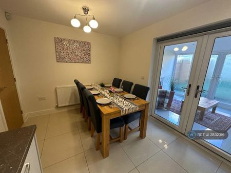 3 bedroom semi-detached house to rent - Photo 3