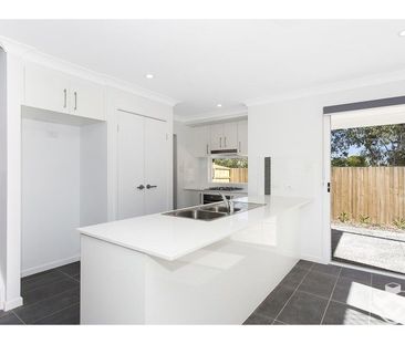 3 BED, A/C, MINUTES TO GATEWAY Large living space unit, gas cooktop... - Photo 4