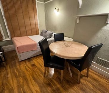 Studio Flat, Bedford Hill, SW12 - Photo 6