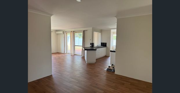 Freshly painted, new flooring & lawnmowing included! - Photo 1