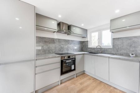 3 bedroom flat to rent - Photo 4