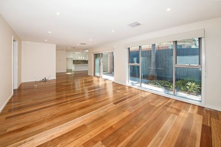 MODERN TOWNHOUSE IN THE HEART OF BEAUMARIS - Photo 2