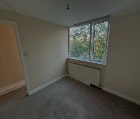 3 Bed Flat, Russell House, E6 - Photo 1