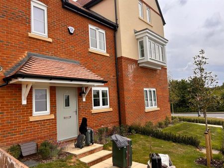 3 bedroom semi-detached house to rent - Photo 4