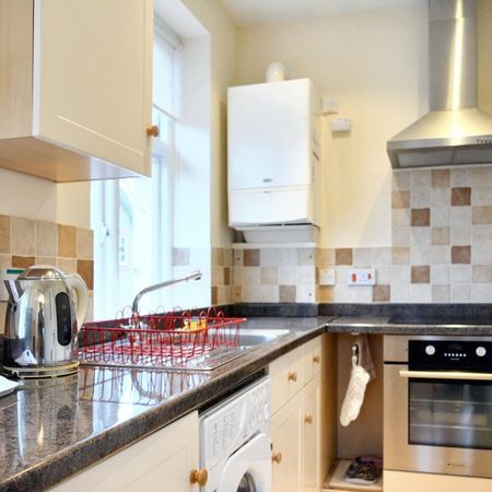 £900 PCM - Photo 3