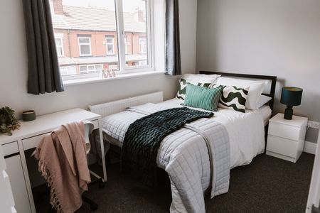 6 Bed Semi-Detached House, Whitby Avenue, M14 - Photo 4