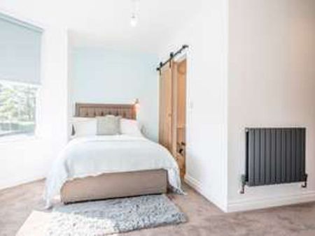 Superior living in this beautifully restored house Room tbc - Photo 2