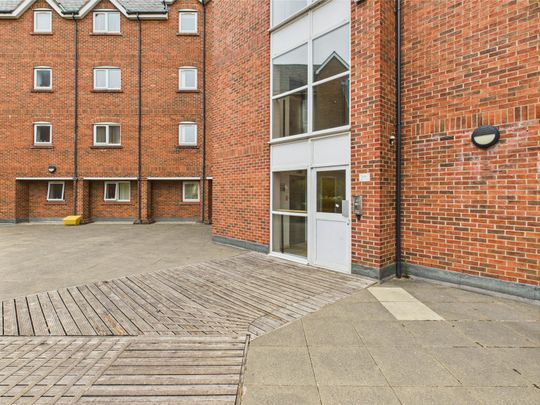 Flat to rent on - Photo 1