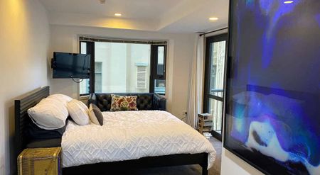 Chic Central Apt with Artful Touch incl Internet - Photo 4