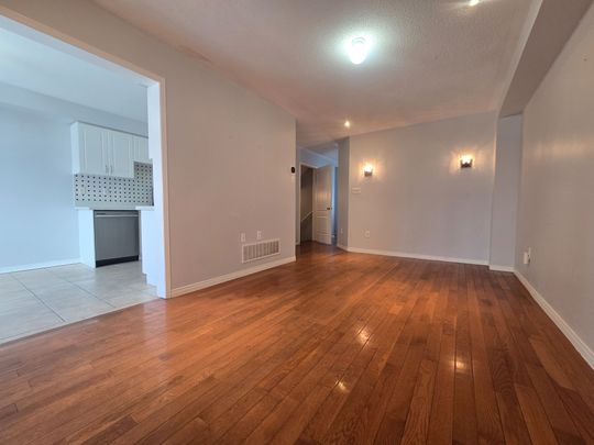 For Lease - 137 Hartford Crescent, Newmarket, Ontario - Photo 1