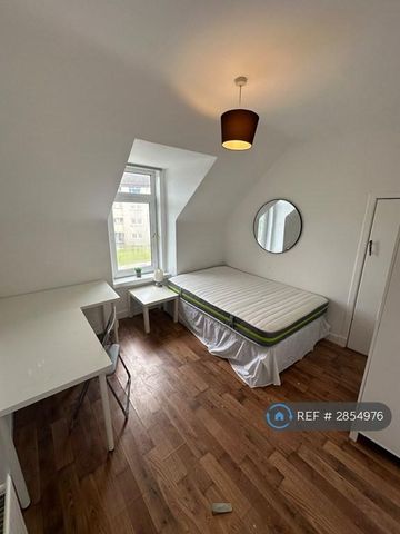 4 bedroom semi-detached house to rent - Photo 4