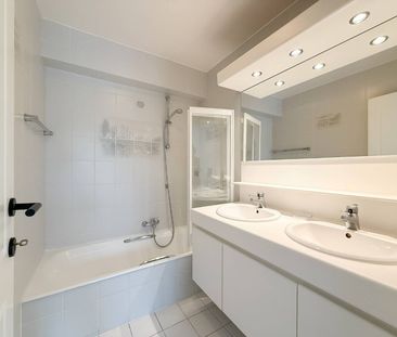 Ongemeubeld hoekappartement in hartje Zoute nabij het Albertplein - Photo 2