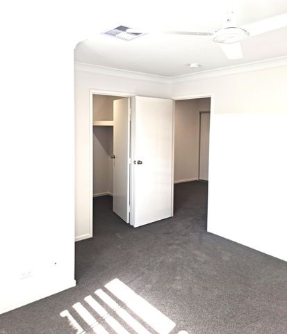 MOVE IN BEFORE CHRISTMAS-FULLY DUCTED AIRCONDITIONING-3 BED 2 BATH TOWNHOUSE - Photo 5