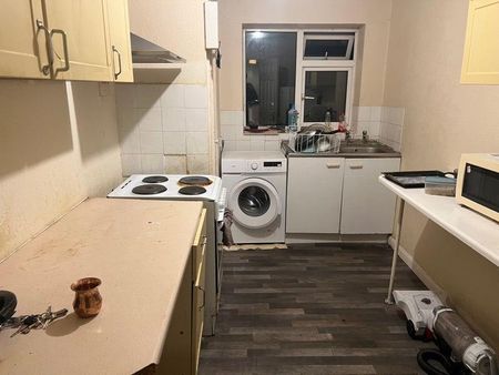 1 bedroom in a house share to rent - Photo 4